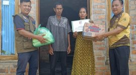 Ket. Foto : Penyaluran bantuan, oleh Kepala Pelaksana BPBD Way Kanan, Sufrianto, S.A.N., didampingi Camat Negeri Agung, Hepi Haryanto, S.E. 
