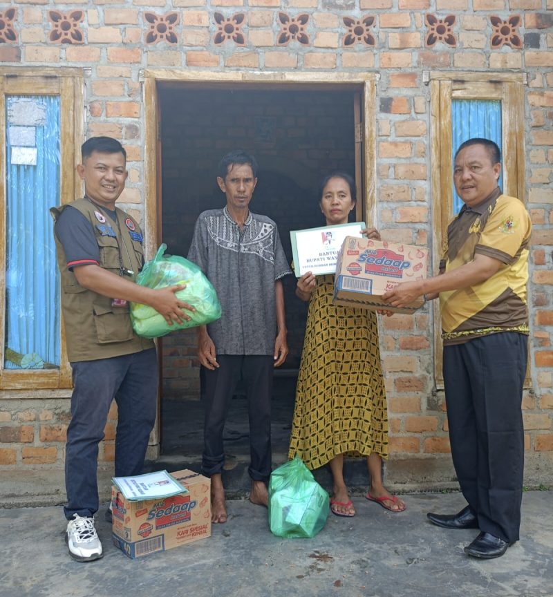 Ket. Foto : Penyaluran bantuan, oleh Kepala Pelaksana BPBD Way Kanan, Sufrianto, S.A.N., didampingi Camat Negeri Agung, Hepi Haryanto, S.E. 
