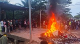 Ket. Foto : Rumah terduga Nakoba di bakar massa