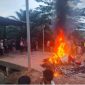 Ket. Foto : Rumah terduga Nakoba di bakar massa