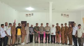 Ket. Foto : Kapolres bersama pejabat dari Polda Riau, personel Polres Rohil, unsur pemerintah daerah, tokoh masyarakat, tokoh agama, dan perangkat desa usai Pelantikan Kapolsek di Kantor Camat Pasir Limau Kapas, Kabupaten Rokan Hilir. (hms) 