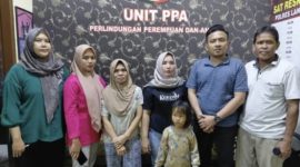 Ket. Foto : Wali Kota Langsa, Jeffry Sentana S. Putra, S.E., saat di Polres Langsa, bersama keluarga Puspa Rini

