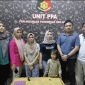 Ket. Foto : Wali Kota Langsa, Jeffry Sentana S. Putra, S.E., saat di Polres Langsa, bersama keluarga Puspa Rini

