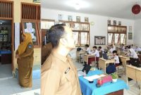 Ket. Foto : Kepala Dinas Pendidikan dan Kebudayaan (Disdikbud) Kota Langsa, Bobby Edwin, ST, saat memantau SD, yang sedang ujian TKA