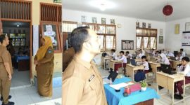 Ket. Foto : Kepala Dinas Pendidikan dan Kebudayaan (Disdikbud) Kota Langsa, Bobby Edwin, ST, saat memantau SD, yang sedang ujian TKA
