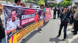 
Keterangan foto : Aktifis mahasiswa sedang melakukan orasi di Pintu Gerbang Lapas Kelas II, Pekanbatu. 