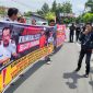 
Keterangan foto : Aktifis mahasiswa sedang melakukan orasi di Pintu Gerbang Lapas Kelas II, Pekanbatu. 