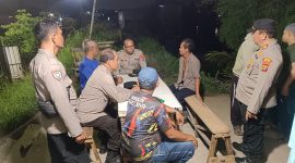 Keterangan foto : Kapolsek Medan Labuhan AKP D. Raja Putra Napitupulu, S.I.K., M.M., bersama Wakapolsek, Kanit Binmas, dan para Bhabinkamtibmas, saat pengecekan kesiapan Pos Keamanan Lingkungan (Pos Kamling)