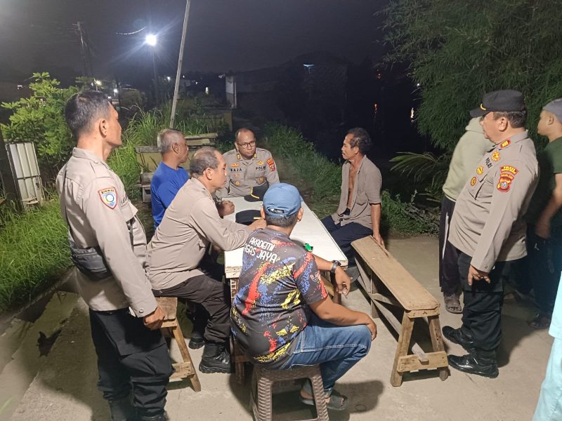 Keterangan foto : Kapolsek Medan Labuhan AKP D. Raja Putra Napitupulu, S.I.K., M.M., bersama Wakapolsek, Kanit Binmas, dan para Bhabinkamtibmas, saat pengecekan kesiapan Pos Keamanan Lingkungan (Pos Kamling)