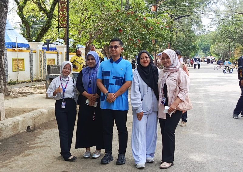 Keterangan foto : Wali Kota Langsa, Jeffry Sentana S Putra, berbaur dengan warga saat pelaksanaan Car Free Day (CFD).