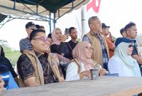 Keterangan foto : Walikota Langsa, Jeffry Sentana Putra, S.E., menyaksikan jalannya Langsa Open Boat Race Festival 2026 dari tepian Danau Tasik Biru, sesaat sebelum acara penutupan, Minggu (17/5/2026).
