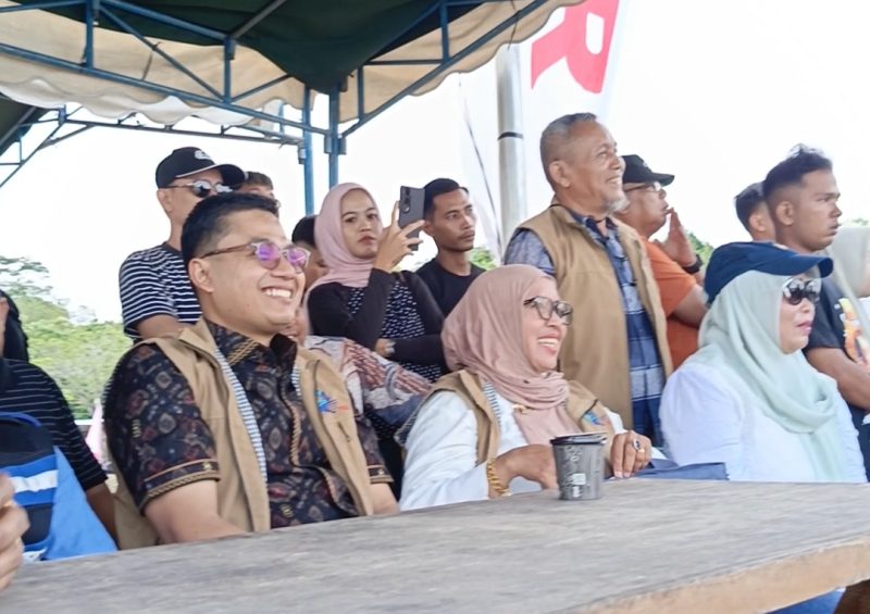 Keterangan foto : Walikota Langsa, Jeffry Sentana Putra, S.E., menyaksikan jalannya Langsa Open Boat Race Festival 2026 dari tepian Danau Tasik Biru, sesaat sebelum acara penutupan, Minggu (17/5/2026).