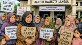 Keterangan foto : Benner foto Mak-mak, yang meminta kejelasan pembagian Jadup