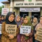 Keterangan foto : Benner foto Mak-mak, yang meminta kejelasan pembagian Jadup
