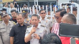 Keterangan foto : KTU Lapas Pekanbaru Lukman, mewakili Kalapas KLS II Pekanbaru, saat menerima aktifis yang meminta Jekson supaya di kembalikan ke Pekanbaru