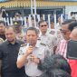 Keterangan foto : KTU Lapas Pekanbaru Lukman, mewakili Kalapas KLS II Pekanbaru, saat menerima aktifis yang meminta Jekson supaya di kembalikan ke Pekanbaru