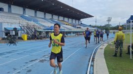 Keterangan foto : salah satu personil sedang mengikuti rangkaian tes kesamaptaan jasmani, berlari di Stadion Kaharuddin Nasution, Rumbai, Pekanbaru. (Dok. ist) 