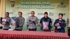 Keterangan foto : Kapolresta Pekanbaru,  Kombes Pol Muharman Arta saat konferensi pers di Mapolresta Pekanbaru. 