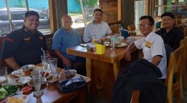 Keterangan foto : Fajar Menanti Simanjuntak, (ditengah) Ketua Harian Ikatan Batak Riau. (dok.ist) 
