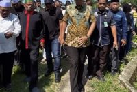 Keterangan foto :  Walikota Medan, Rico Tri Putra Bayu Waas, saat tinjau akses Ia pun langsung turun akses ke Tempat Pemakaman Umum (TPU) Kelurahan Terjun, Kecamatan Medan Marelan. 
