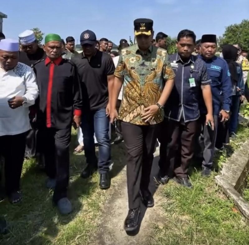 Keterangan foto :  Walikota Medan, Rico Tri Putra Bayu Waas, saat tinjau akses Ia pun langsung turun akses ke Tempat Pemakaman Umum (TPU) Kelurahan Terjun, Kecamatan Medan Marelan. 
