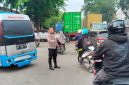Keterangan foto : Polsek Medan Labuhan, menempatkan personilnya di beberapa SPBU, untuk mengurai kemacetan akibat antrian BBM

