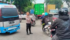 Keterangan foto : Polsek Medan Labuhan, menempatkan personilnya di beberapa SPBU, untuk mengurai kemacetan akibat antrian BBM
