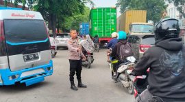 Keterangan foto : Polsek Medan Labuhan, menempatkan personilnya di beberapa SPBU, untuk mengurai kemacetan akibat antrian BBM

