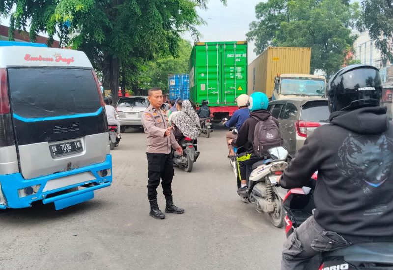 Keterangan foto : Polsek Medan Labuhan, menempatkan personilnya di beberapa SPBU, untuk mengurai kemacetan akibat antrian BBM
