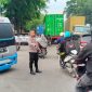 Keterangan foto : Polsek Medan Labuhan, menempatkan personilnya di beberapa SPBU, untuk mengurai kemacetan akibat antrian BBM
