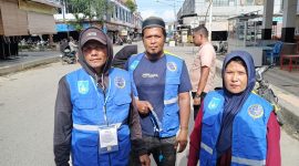 Keterangan Foto: Juru parkir (jukir) Kota Langsa menerima seragam untuk memastikan identitas mereka saat bertugas di lapangan.