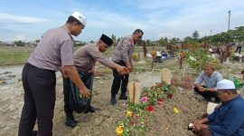Keterangan foto: Kapolsek Medan Labuhan, AKP D. Raja Putra Napitupulu, S.I.K., M.M., bersama seluruh personel, menabur bunga di makam Aipda Maryaji.