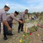 Keterangan foto: Kapolsek Medan Labuhan, AKP D. Raja Putra Napitupulu, S.I.K., M.M., bersama seluruh personel, menabur bunga di makam Aipda Maryaji.