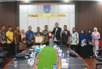 Keterangan Foto: Asisten Pemerintahan, Keistimewaan Aceh, dan Kesejahteraan Rakyat, Al Azmi, S.STP., M.AP. (mewakili Wali Kota Langsa, Jeffry Sentana S. Putra, S.E.), menerima penghargaan Anugerah Keterbukaan Informasi Publik Tahun 2025 dari Ketua Komisi Informasi Aceh, Junaidi, S.E., C.Med.
