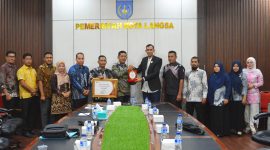 Keterangan Foto: Asisten Pemerintahan, Keistimewaan Aceh, dan Kesejahteraan Rakyat, Al Azmi, S.STP., M.AP. (mewakili Wali Kota Langsa, Jeffry Sentana S. Putra, S.E.), menerima penghargaan Anugerah Keterbukaan Informasi Publik Tahun 2025 dari Ketua Komisi Informasi Aceh, Junaidi, S.E., C.Med.
