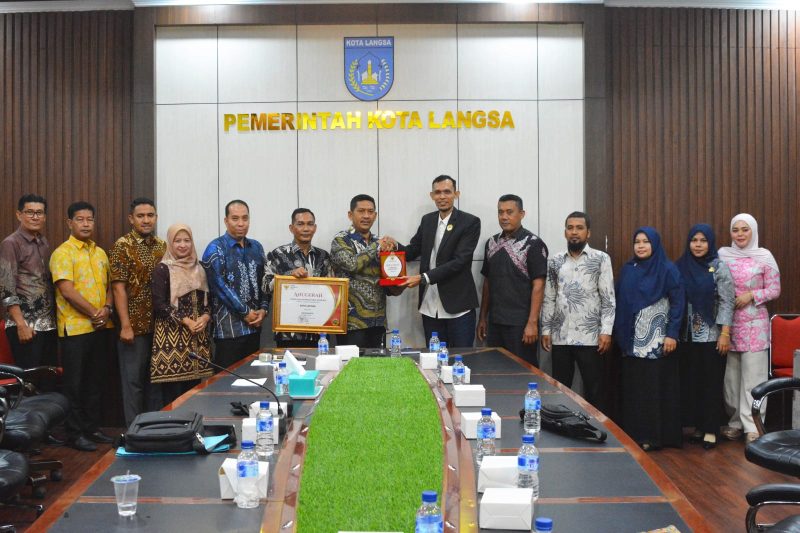 Keterangan Foto: Asisten Pemerintahan, Keistimewaan Aceh, dan Kesejahteraan Rakyat, Al Azmi, S.STP., M.AP. (mewakili Wali Kota Langsa, Jeffry Sentana S. Putra, S.E.), menerima penghargaan Anugerah Keterbukaan Informasi Publik Tahun 2025 dari Ketua Komisi Informasi Aceh, Junaidi, S.E., C.Med.
