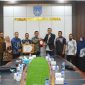 Keterangan Foto: Asisten Pemerintahan, Keistimewaan Aceh, dan Kesejahteraan Rakyat, Al Azmi, S.STP., M.AP. (mewakili Wali Kota Langsa, Jeffry Sentana S. Putra, S.E.), menerima penghargaan Anugerah Keterbukaan Informasi Publik Tahun 2025 dari Ketua Komisi Informasi Aceh, Junaidi, S.E., C.Med.
