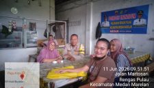 Keterangan Foto: Bhabinkamtibmas Polsek Medan Labuhan saat melaksanakan kegiatan sambang Door to Door System (DDS) ke rumah warga binaan.