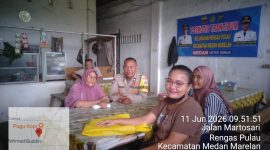 Keterangan Foto: Bhabinkamtibmas Polsek Medan Labuhan saat melaksanakan kegiatan sambang Door to Door System (DDS) ke rumah warga binaan. 