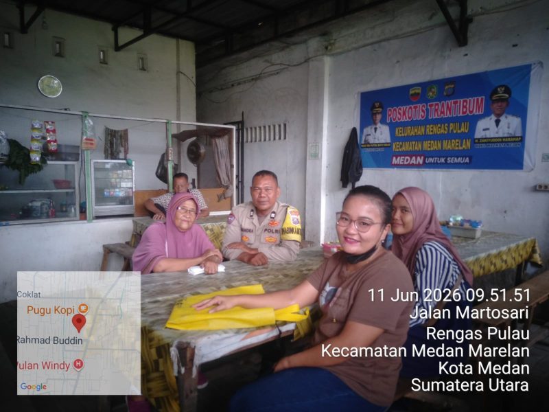 Keterangan Foto: Bhabinkamtibmas Polsek Medan Labuhan saat melaksanakan kegiatan sambang Door to Door System (DDS) ke rumah warga binaan. 