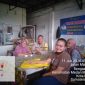 Keterangan Foto: Bhabinkamtibmas Polsek Medan Labuhan saat melaksanakan kegiatan sambang Door to Door System (DDS) ke rumah warga binaan. 