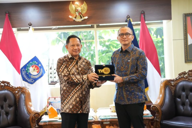 Keterangan Foto: Menteri Dalam Negeri (Mendagri) Tito Karnavian menerima kunjungan Direktur Utama TVRI, Tb. Fiki Chikara Satari, di Kantor Kemendagri, Jakarta, Jumat (12/6/2026). (Foto: Puspen Kemendagri)