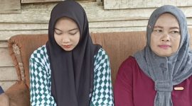 Keterangan Foto: Yuke Ardana (kerudung hitam), siswi korban penahanan ijazah oleh sekolah karena tunggakan uang sekolah.