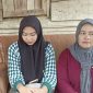 Keterangan Foto: Yuke Ardana (kerudung hitam), siswi korban penahanan ijazah oleh sekolah karena tunggakan uang sekolah.