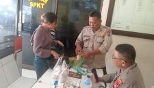 Keterangan Foto: Suasana petugas SPKT Polsek Bukitraya saat memeriksa barang bawaan pembesuk tahanan di Mako Polsek Bukitraya, Selasa (16/6/2026).