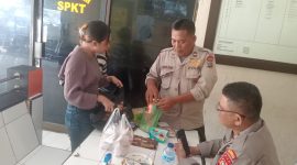 Keterangan Foto: Suasana petugas SPKT Polsek Bukitraya saat memeriksa barang bawaan pembesuk tahanan di Mako Polsek Bukitraya, Selasa (16/6/2026).