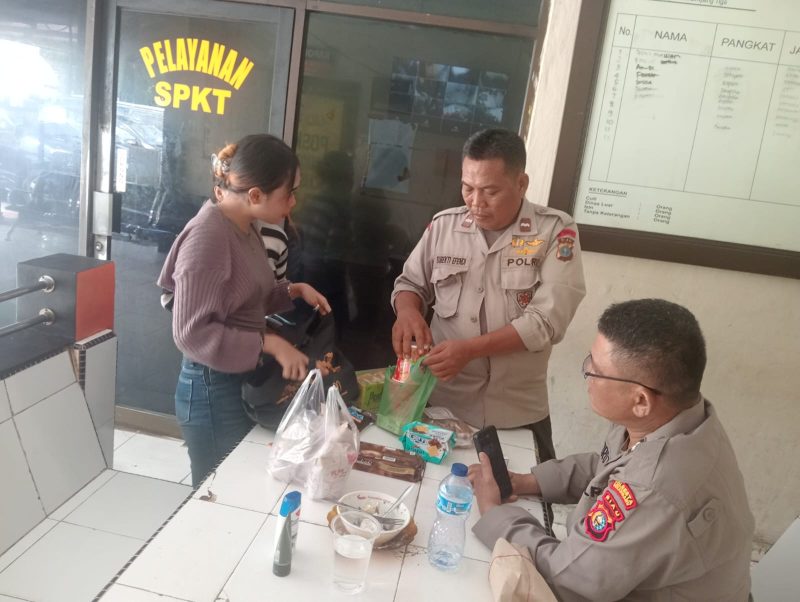 Keterangan Foto: Suasana petugas SPKT Polsek Bukitraya saat memeriksa barang bawaan pembesuk tahanan di Mako Polsek Bukitraya, Selasa (16/6/2026).