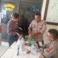 Keterangan Foto: Suasana petugas SPKT Polsek Bukitraya saat memeriksa barang bawaan pembesuk tahanan di Mako Polsek Bukitraya, Selasa (16/6/2026).
