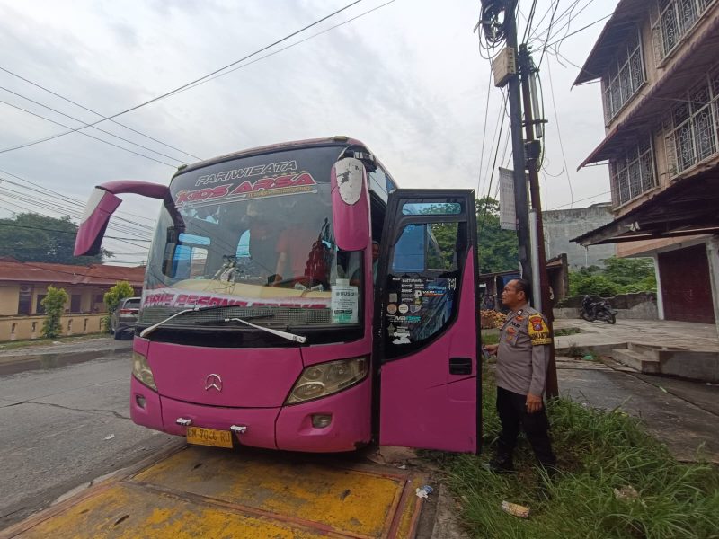 Keterangan Foto: Suasana pelepasan 200 warga penerima bantuan sosial di halaman Kantor Polsek Medan Labuhan. (dok.Ist)