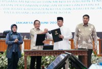 Keterangan foto : Menteri Dalam Negeri Tito Karnavian dan Menteri ATR/BPN Nusron Wahid meneken Surat Edaran Bersama (SEB) pengintegrasian Lahan Pertanian Pangan Berkelanjutan (LP2B).
